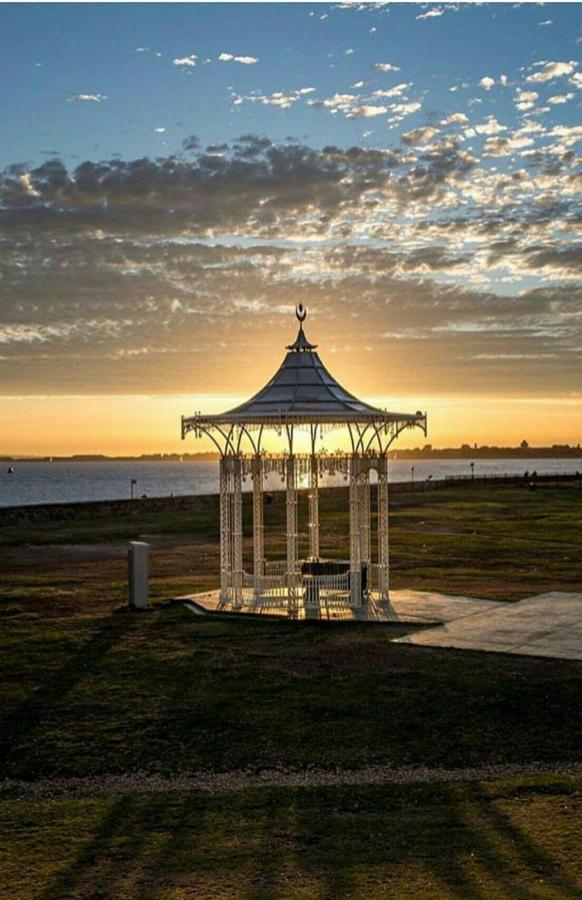 Southsea Escape - Coastal Holiday Apartment - 2 Double Bedrooms Portsmouth Exteriör bild